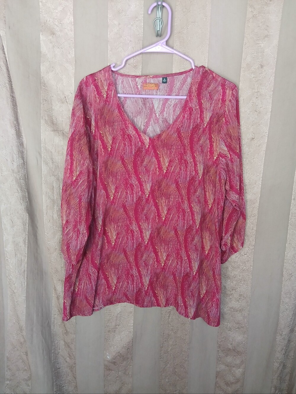 💎 Scully Honey Women's Top Creek Fuschia Abstract V-Neck Blouse